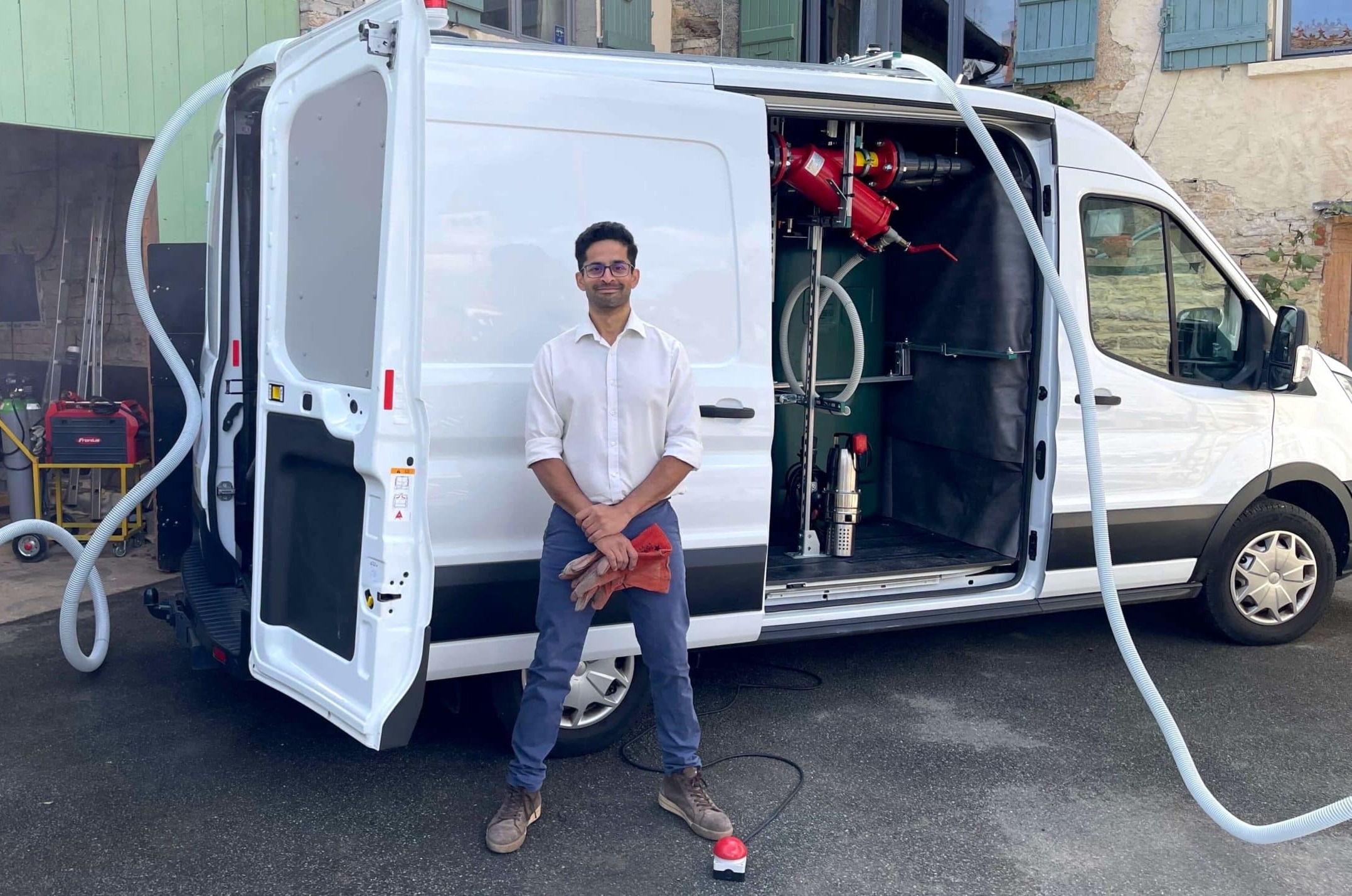 Mark_purus_cropped_v2 Mark DM standing in front of his mobile wastewater filtration system : purus GO